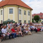 Uroczystość patriotyczna na placu przed ratuszem.