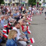 Uroczystość patriotyczna na placu przed ratuszem.