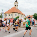 Bieg w plenerze ulicami miasta.