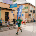 Bieg w plenerze ulicami miasta.