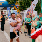 Bieg w plenerze ulicami miasta.