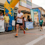 Bieg w plenerze ulicami miasta.