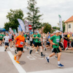 Bieg w plenerze ulicami miasta.