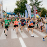 Bieg w plenerze ulicami miasta.