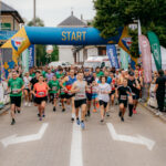 Bieg w plenerze ulicami miasta.