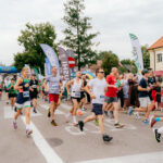 Bieg w plenerze ulicami miasta.