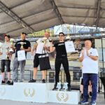 Wręczanie medali i pucharów na scenie.