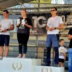 Wręczanie medali i pucharów na scenie.