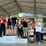 Wręczanie medali i pucharów na scenie.