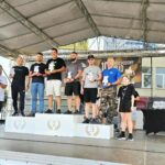 Wręczanie medali i pucharów na scenie.