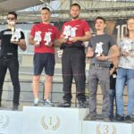 Wręczanie medali i pucharów na scenie.