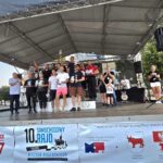 Wręczanie medali i pucharów na scenie.