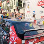 Rajd samochodowy ulicami miasta.