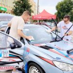 Rajd samochodowy ulicami miasta.