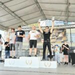 Wręczanie medali i pucharów na scenie.