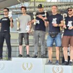 Wręczanie medali i pucharów na scenie.