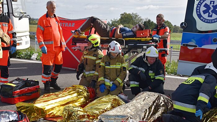 Strażacy w akcji podczas ćwiczeń.