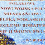 Tablica pamiątkowa na pomniku z napisem: Polakowi, kapitanowi Wojska Polskiego, mieszkańcowi Bielska Podlaskiego, poległemu bohatersko w czasie II wojny światowej".