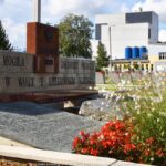 Widok na mogiły i pomniki na cmentarzu wojennym.