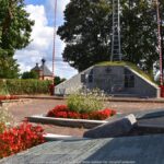 Widok na mogiły i pomniki na cmentarzu wojennym.