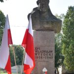 Pionowe ujęcie pomnika kapitana Wysockiego.