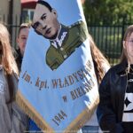 Żołnierze i uczniowie podczas szkolenia.