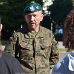 Żołnierze i uczniowie podczas szkolenia.