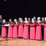 Zespół parafialny na scenie.