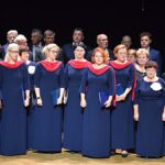 Zespół parafialny na scenie.