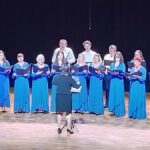 Zespół parafialny na scenie.