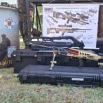 Sprzęt wojskowy na trawie.