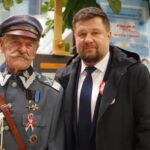 pamiątkowe zdjęcie z aktorem grającym postać Piłsudskiego