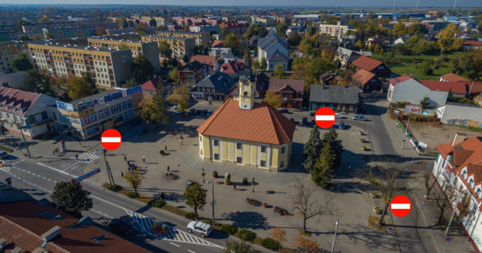 Zdjęcie lotnicze centrum miasta z otoczeniem ratusza, z naniesionymi znakami zakazu wjazdu.