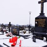 Groby na zaśnieżonym cmentarzu.