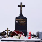 Groby na zaśnieżonym cmentarzu.