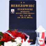 Groby na zaśnieżonym cmentarzu.