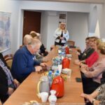 Spotkanie burmistrzów z seniorami w sali konferencyjnej.