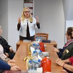 Spotkanie burmistrzów z seniorami w sali konferencyjnej.