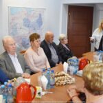 Spotkanie burmistrzów z seniorami w sali konferencyjnej.