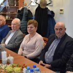 Spotkanie burmistrzów z seniorami w sali konferencyjnej.