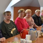 Spotkanie burmistrzów z seniorami w sali konferencyjnej.
