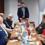 Spotkanie burmistrzów z seniorami w sali konferencyjnej.