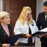 Wręczanie życzeń i podziękowań przez burmistrzów - seniorom.