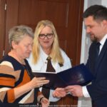 Wręczanie życzeń i podziękowań przez burmistrzów - seniorom.