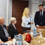 Wręczanie życzeń i podziękowań przez burmistrzów - seniorom.