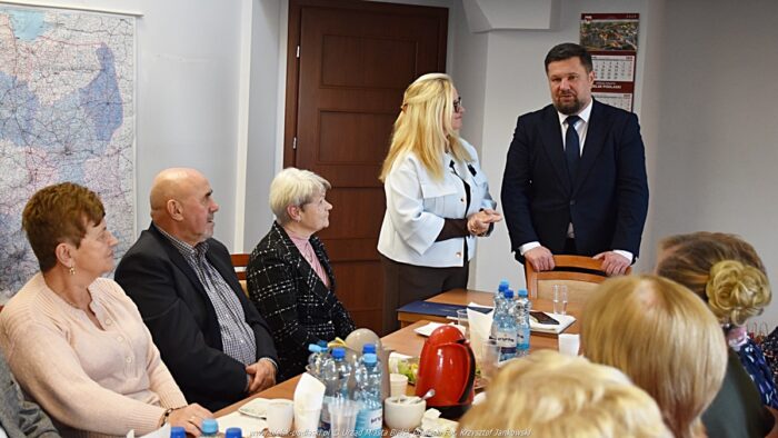 Wręczanie życzeń i podziękowań przez burmistrzów - seniorom.