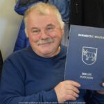 Mężczyzna pokazujący otrzymane życzenia.