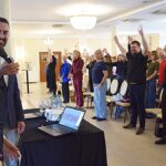 spotkanie prozdrowotne w auli hotelowej.