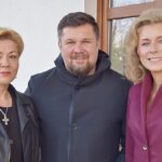 Mężczyzna i dwie kobiety pozują do zdjęcia.