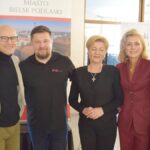 Sześć osób pozuje do zdjęcia.